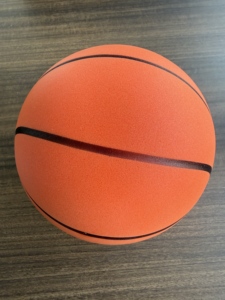 ลูกบาสเก็ตบอลโฟมนุ่มไซส์ 7 สำหรับฝึกซ้อมในร่ม เงียบไร้เสียง พร้อมร่องสำหรับการเลี้ยงลูกแบบเงียบ ผลิตจากโฟม PU แบบไม่มีลม - Product Image 2