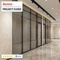 Cloison en verre double avec cadre en aluminium de 84 mm et persiennes intégrées pour bureaux commerciaux et zones de détente au bureau