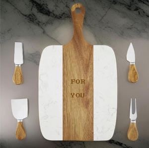 Plateau à charcuterie rectangulaire personnalisé, 4 outils, 100% écologique, cadeau unique, propriétaire de la maison, plateau de service en bois d'acacia et de marbre - Product Image 1
