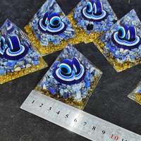 Pyramide en résine de 6 cm avec œil maléfique, yeux bleus, lapis-lazuli naturel, œil d'Horus, forme de pyramide pour la guérison dans la paume avec des éclats de cristal
