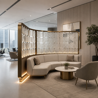 Divisor de Habitaciones con Paneles de Vidrio Curvo, Marco Dorado, Textura de Hielo, Iluminación LED en la Base, Personalizado para Vestíbulo de Hotel