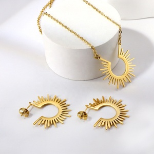 Collar con Colgante de Sol, Joyería de Acero Inoxidable, Chapado en Oro de 18k, Hipoalergénico, No se Deslustra - Product Image 6