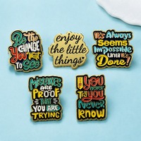 Broche en alliage de zinc avec citation anglaise, émail souple, badge artistique, accessoire de mode pour vêtements, cadeau unisexe, vente en gros