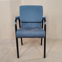 Chaise d'église empilable rembourrée de haute qualité de 21 pouces de large avec accoudoirs, pour auditorium, en gris, vente en gros