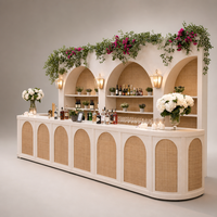 Comptoir de bar modulaire en rotin tressé style bohème avec étagères en bois pour événements, fêtes et banquets en extérieur (location)