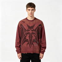 T-shirt vintage délavé à manches longues avec motif chauve-souris Kornit DTG, détails en strass, ourlet brut effiloché, style streetwear vieilli