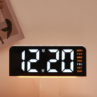 Nouvel arrivage Veilleuse LED numérique double réveil Date semaine affichage de la température Horloge de table de chevet pour la maison