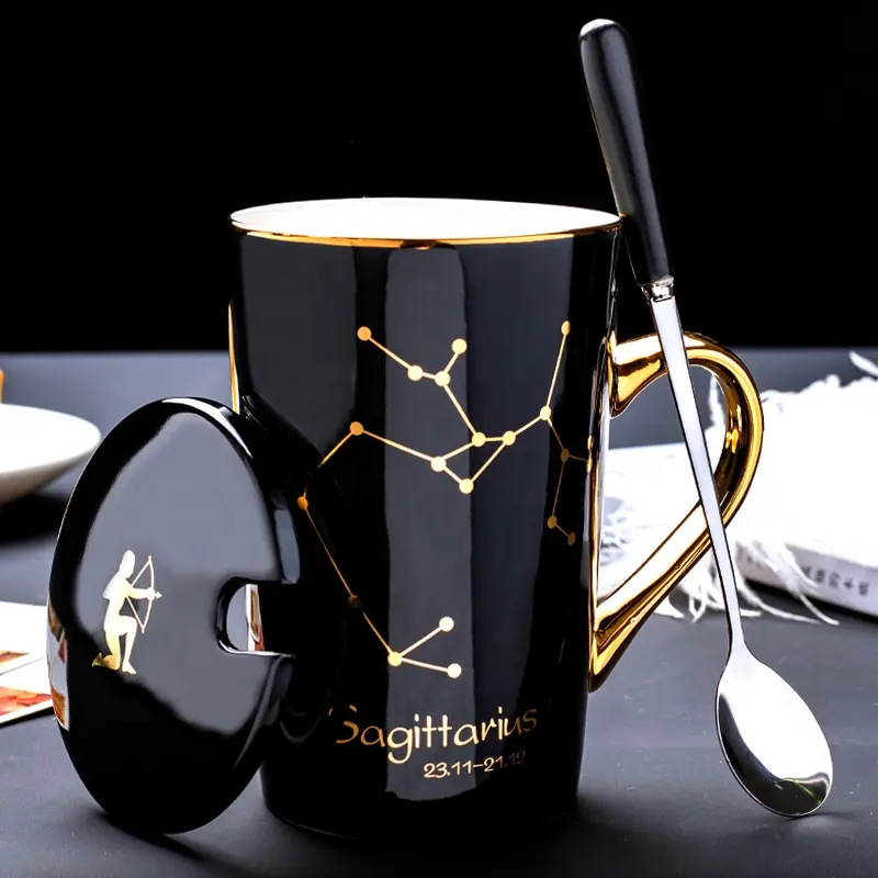 Lüks beyaz siyah 12 takımyıldızları altın desen seramik kahve kapaklı <span class=keywords><strong>kupa</strong></span> kaşık ve altın hatıra için kolu