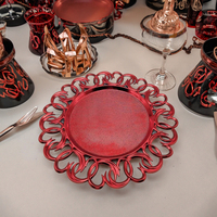 Assiette de présentation 13 pouces rouge à motif végétal peinte à la main, bord ouvert, en plastique durable, pour mariage