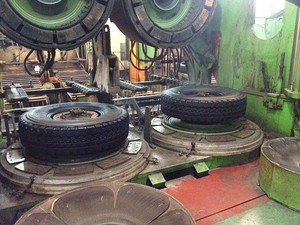 Pneumatico per Moto 2.75-14 D-1075 Ottimizzato per Strade Asfaltate e Condizioni Piovose - Product Image 4