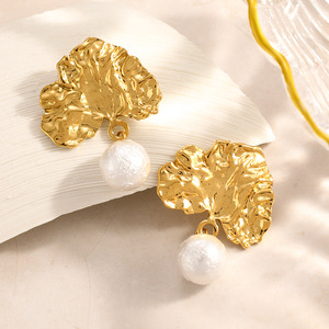 Pendientes de Hoja Chapados en Oro con Perla Colgante, Acero Inoxidable Chapado en Oro de 18k, Pendientes Finos para Uso Diario - Product Image 1