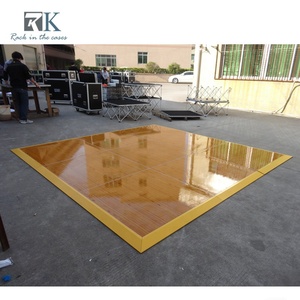 Plateforme de danse moderne en bois jaune veiné avec bords, pour la décoration d'événements - Product Image 3