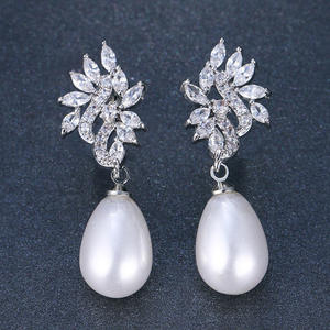 Pendientes de Oro Blanco E4035 con Perlas Cultivadas AAA en Forma Barroca para Boda, Estilo Clásico para Mujer - Product Image 3