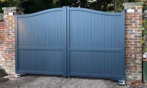 Автоматические ворота для въезда на территорию виллы: черные, арочные, изогнутые, алюминиевые, с двойными дверями, вертикальными ламелями, современный дизайн - Product Image 4