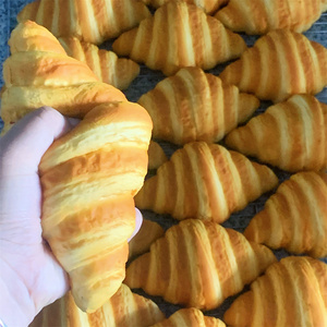 Modèle de croissant de vin à grande échelle, en plastique jaune original à haute élasticité, accessoires alimentaires factices pour la photographie, pâtisserie et magasin de boulangerie - Product Image 5