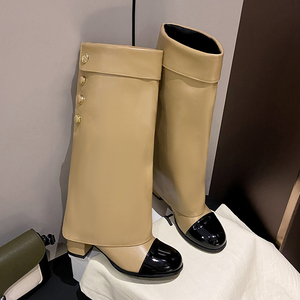 Botas Femininas de Cano Alto com Bico Dobrável em Couro Envernizado Bicolor com Salto Bloco e Botões – 2 Cores - Product Image 2