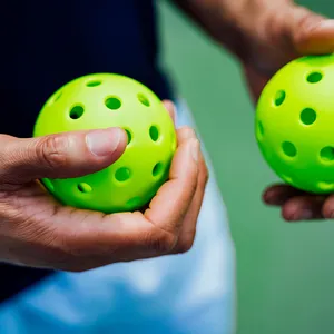 Bola de pickleball ao ar livre TPE de 40 furos estável e durável construída de acordo com as especificações da USAPA