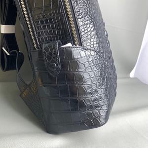 Mochila de Piel de Cocodrilo para Hombre, Capacidad de 20-35L, Cierre de Cremallera, Correa de Hombro Curva, Diseño Multifuncional - Product Image 4