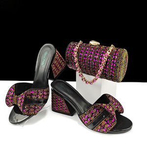 Chaussures pour femmes à bout ouvert, talon bloc, motif géométrique, ornées de strass et d'une chaîne, et sac de soirée cylindrique assorti de la même série - Product Image 5