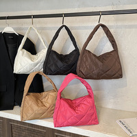 Sac fourre-tout matelassé tendance et léger pour femme, sac à bandoulière rembourré doux avec fermeture éclair pour le quotidien et les voyages