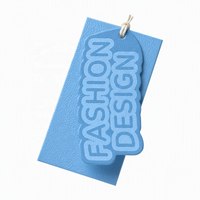 Étiquettes suspendues personnalisées en papier couché écologique gaufré en forme de cœur, étiquettes de prix imprimées pour vêtements, chaussures et accessoires.