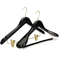 Cintres de luxe en bois noir brillant, robustes et durables, avec logo personnalisé pour boutiques et hôtels, haute qualité