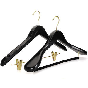 Cintres en bois noir brillant de qualité supérieure avec logo personnalisé pour les boutiques et les hôtels - Product Image 1