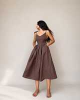 Robe longue d'été sans manches en lin marron chocolat OEM ODM, style bohème, avec poches, tenue de vacances rustique et minimaliste, style Cottagecore