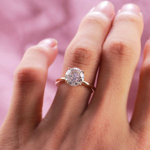 Anello di Fidanzamento Personalizzato in Oro Giallo Massiccio 14k con Moissanite Rotonda da 1,5 Carati 7,5mm Colore GH Anello Solitario con Diamante Sintetico - Product Image 5