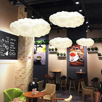 Lumière décorative suspendue en forme de nuage pour Noël et Halloween avec une lueur LED subtile pour cafés, boutiques et espaces extérieurs
