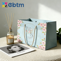 Sacs cadeaux en papier kraft recyclé à imprimé floral de luxe avec poignées en ruban de longueur manuelle pour boutique de vêtements