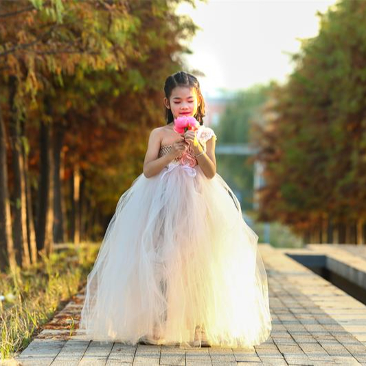 Милый красивый детский костюм, розовое платье на одно плечо с цветами цвета шампанского для девочек на свадьбу для детей