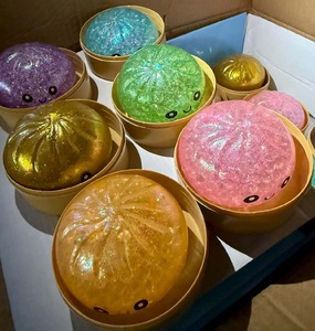 ของเล่นซิลิโคนรูปซาลาเปาขนาดเล็ก Onr Sparkly Glow บีบเล่นได้ นุ่มนิ่ม บรรเทาความเครียด พร้อมเอฟเฟกต์กลิตเตอร์เรืองแสง ช่วยคลายความวิตกกังวล เหมาะสำหรับทุกเพศ - Product Image 4