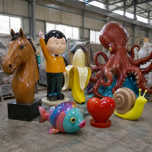 Sculpture <span class=keywords><strong>de</strong></span> tête <span class=keywords><strong>de</strong></span> cheval grandeur nature en résine polyester écologique, motif Yes Man, avec des motifs <span class=keywords><strong>de</strong></span> banane, poisson, cœur, escargot et pieuvre - Product Image 1
