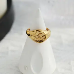 Daicy Cincin Unik Koin Malaikat Cupid Baja Tahan Karat Berlapis Emas 18K PVD Antik Unik Mode Baru Tahan Air