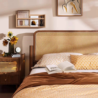 Lit double en bois massif de style vintage français avec tête de lit incurvée, parfait pour les chambres, les chambres d'hôtes, les hôtels et les villas