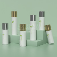 SHUNXU gros bouteille en plastique cosmétique avec estampage ruban/bouchon en or 100/120/150ml bouteille en plastique de pulvérisation d'eau de luxe