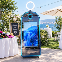 Station photo miroir magique commerciale avec écran tactile et lumières LED pour événements de mariage.