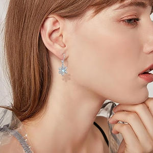 Orecchini Pendenti a Fiocco di Neve in Argento 925 con Cristalli e Strass, Classici da Donna per Uso Quotidiano, Colore Oro Bianco con Montatura a Griffe - Product Image 4