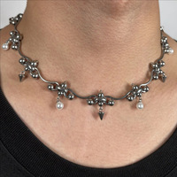 Collier unisexe original fait main, style punk cool, avec rivets, pampilles, perles et coquillages, en acier inoxydable robuste et chaîne en bambou