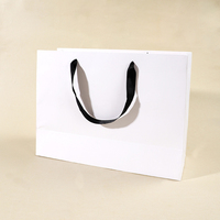 Sac en carton kraft marron mat de luxe personnalisé avec votre logo pour vêtements, emballage boutique recyclable avec poignées torsadées