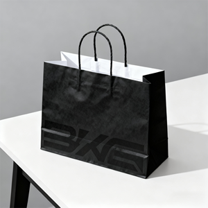 Sac en papier kraft certifié tendance et écologique avec poignées noires pour la mode streetwear et la jeunesse, impression personnalisée pour l'emballage - Product Image 1