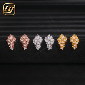 Boucles d'oreilles en argent S925 en gros, motif fleur découpée, avec moissanite et diamant VVS, plaqué or et or rose, bijoux fins - Product Image 1