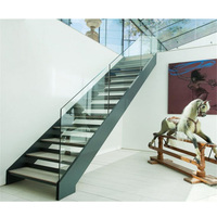 Escalier droit avec cadre de support intégré et marches en bois dur pour la rénovation intérieure de grandes villas