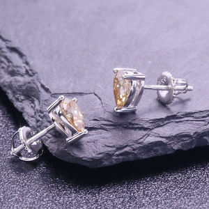 Pendientes de moissanita de plata con gota de agua de pera chapada en oro con tachuelas amarillas - Product Image 4
