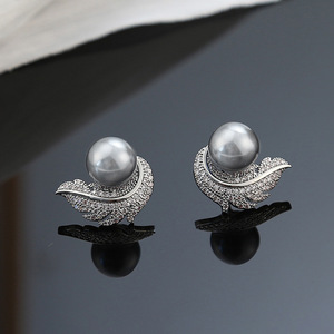 Boucles d'oreilles rondes en plumes pour femmes, design inspiré de la nature, accessoires d'oreille pour un usage quotidien - Product Image 5