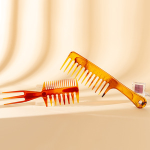 Set de peinado retro color ámbar con peine de dientes anchos para moldear y dar forma al cabello masculino - Product Image 5