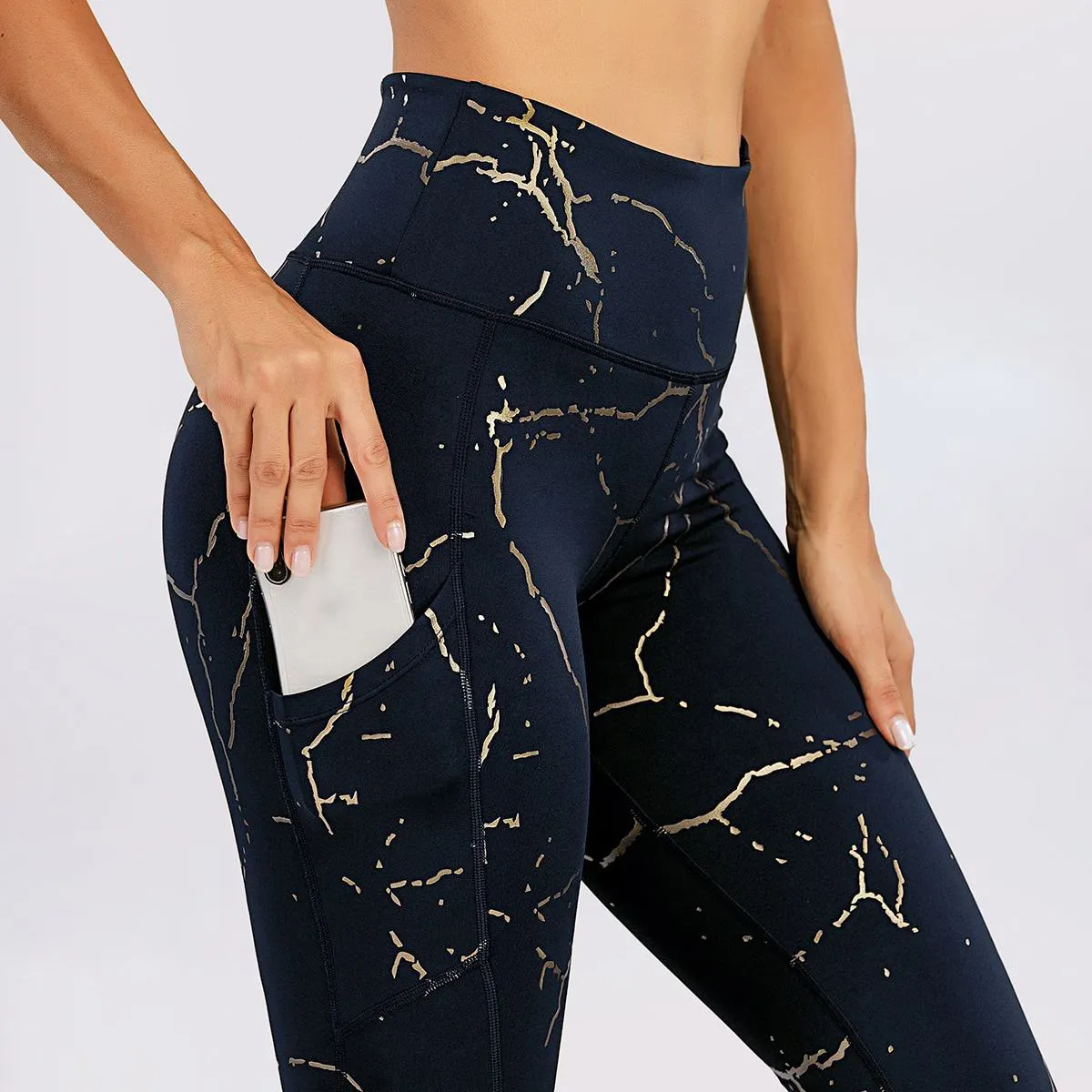 Hochwertige Sport bekleidung mit hoher Taille Golden Printed Moist ure Wicking Butt Lift Yoga hosen Fitness geprägte Leggings mit Taschen