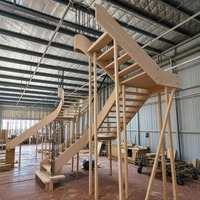 Escalier en colimaçon intérieur sur mesure pour villas haut de gamme avec marches en bois massif