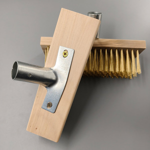 Cepillo de madera con mango largo y cerdas rígidas de alambre de acero para limpieza de pisos, baños, cocinas y exteriores - Product Image 1